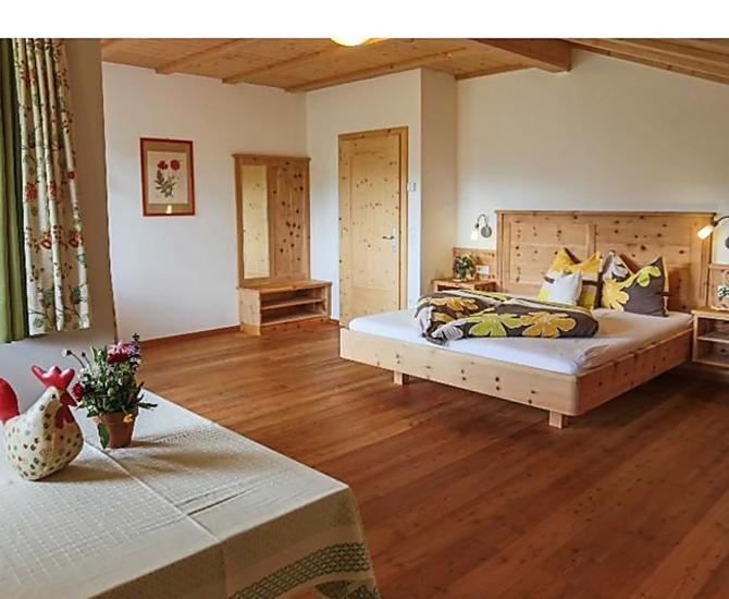 Wohlbefinden und Lebensfreude tanken im mit Zirbelkieferholz, Holzboden und Fußbodenheizung ausgestatteten Zimmer. Safe enthalten.