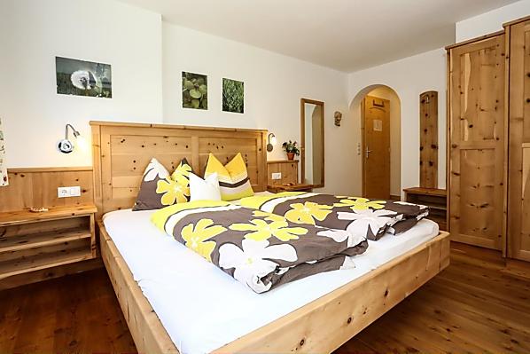 Wohlbefinden und Lebensfreude tanken in dem mit Zirbelkieferholz, Holzboden und Fußbodenheizung ausgestatteten Zimmer. Safe enthalten.