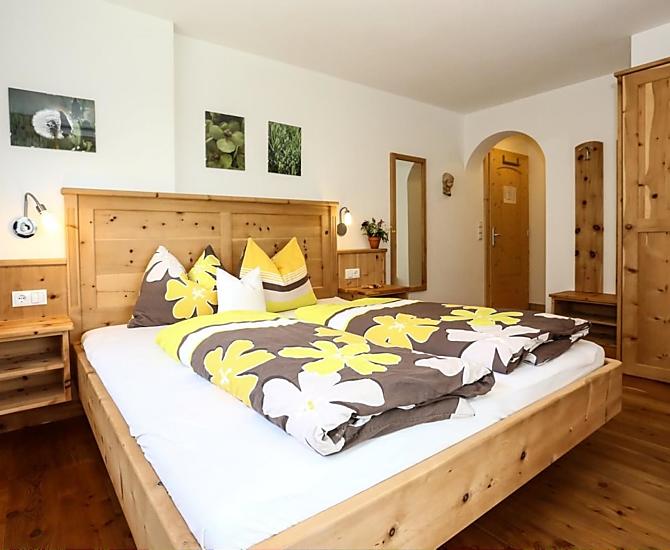 Wohlbefinden und Lebensfreude tanken in dem mit Zirbelkieferholz, Holzboden und Fußbodenheizung ausgestatteten Zimmer. Safe enthalten.