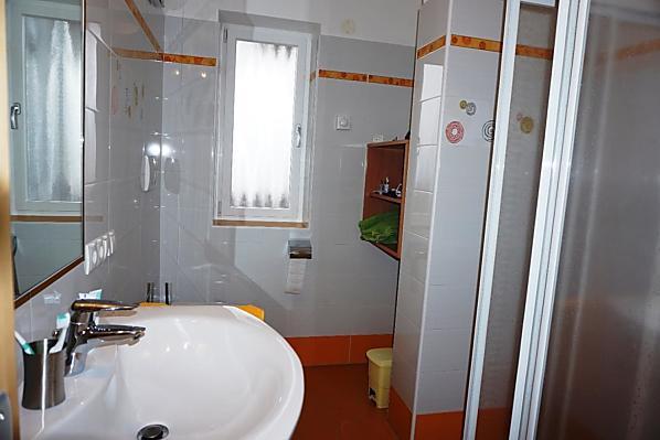 Das Bad ist mit Föhn, Bidet, Dusche, WC und Flüssigseife ausgestattet. Zusätzlich stehen Handtücher und Badteppich zur Verfügung.