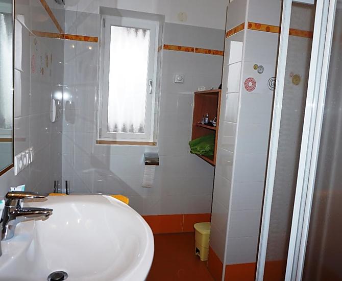 Das Bad ist mit Föhn, Bidet, Dusche, WC und Flüssigseife ausgestattet. Zusätzlich stehen Handtücher und Badteppich zur Verfügung.