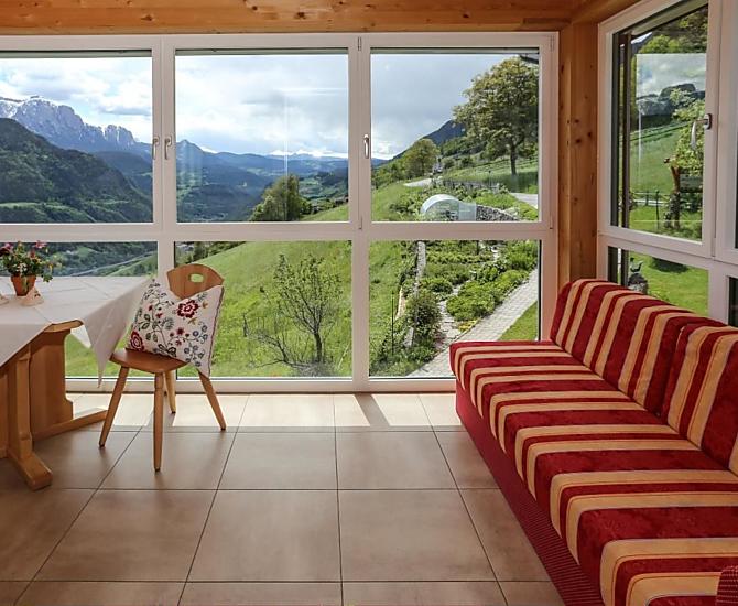Der Wohnraum mit integrierter Küchenzeile ist vom Schlafraum durch eine Terrassentür getrennt.