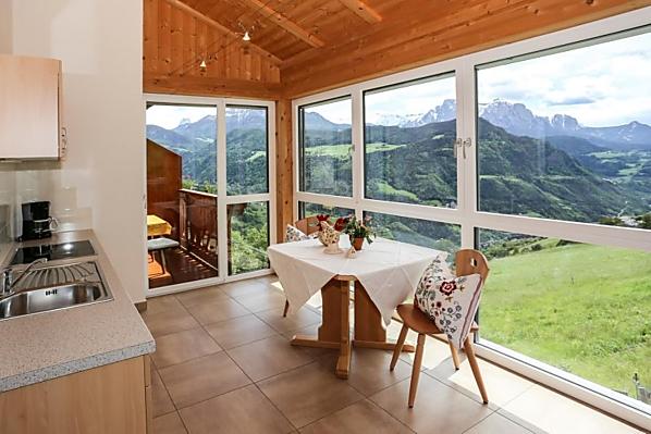In der Küche finden Sie Kaffeemaschine, Spülmaschine, Wasserkocher, Toaster, Mikrowelle und alle Küchenutensilien. Kochen mit Aussicht.