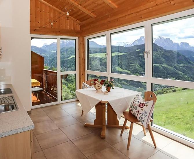 In der Küche finden Sie Kaffeemaschine, Spülmaschine, Wasserkocher, Toaster, Mikrowelle und alle Küchenutensilien. Kochen mit Aussicht.