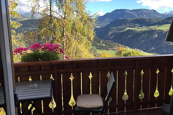Ideal für Familien. Wundervoller Ausblick auf die Dolomiten schon beim Frühstück, wenn die Sonne auf Ihren Frühstücksteller lacht. 