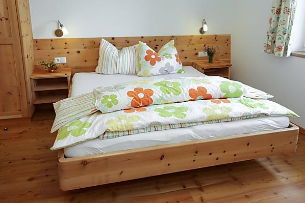 Mit Holzboden, Fußbodenheizung und Safe ausgestattetes Zimmer. Schlafzimmer komplett aus Zirbenholz für ein wundervolles Schlafklima.