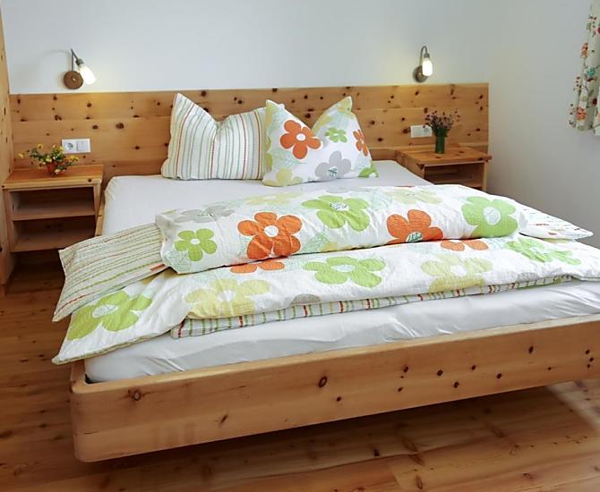Mit Holzboden, Fußbodenheizung und Safe ausgestattetes Zimmer. Schlafzimmer komplett aus Zirbenholz für ein wundervolles Schlafklima.
