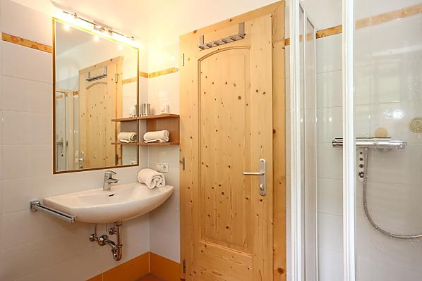 Das Bad ist mit Föhn, Bidet, Dusche, WC und Flüssigseife ausgestattet. Zusätzlich stehen Handtücher und Badteppich zur Verfügung.