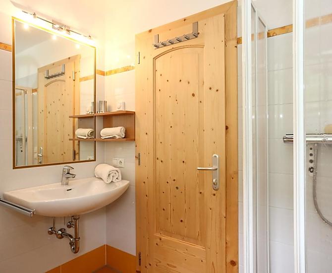 Das Bad ist mit Föhn, Bidet, Dusche, WC und Flüssigseife ausgestattet. Zusätzlich stehen Handtücher und Badteppich zur Verfügung.