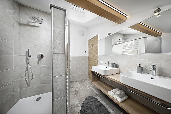 Das großzügige Bad lässt keine Wünsche offen. Mit begehbarer Dusche, Regenbrause, Bidet, WC und Doppelwaschbecken.