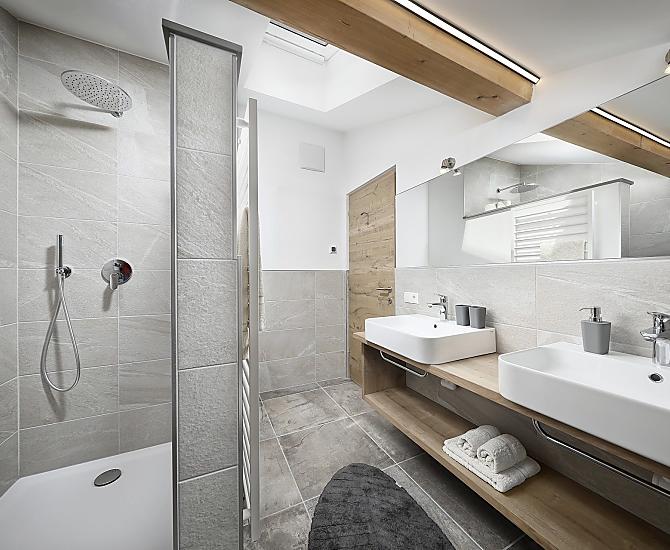Das großzügige Bad lässt keine Wünsche offen. Mit begehbarer Dusche, Regenbrause, Bidet, WC und Doppelwaschbecken.