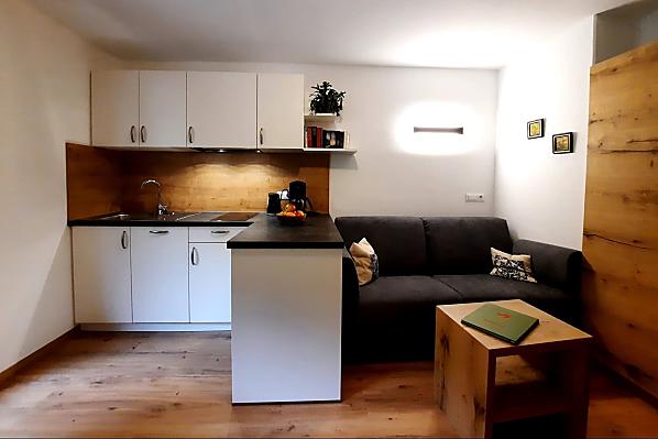 Die großzügige Kochecke verfügt über Spülmaschine, Wasserkocher, Kaffeemaschine, Mikrowelle und auf Wunsch gerne Tischgrill und Toaster.