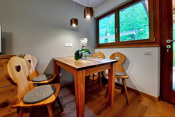 Der handgefertigte Tisch aus eigenem Nussbaumholz ist ein Unikat und das Herzstück und Mittelpunkt des Wohnraumes.