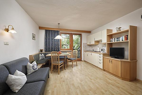 Komplett ausgestattete Küche mit Geschirrspülmaschine, Kühlschrank mit Gefrierfach, Kaffeemaschine, Wasserkocher.