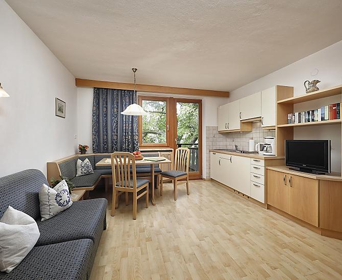Komplett ausgestattete Küche mit Geschirrspülmaschine, Kühlschrank mit Gefrierfach, Kaffeemaschine, Wasserkocher.