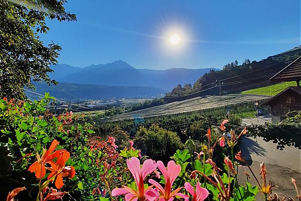 Morgensonne mit Blick auf Meran und Umgebung vom Balkon des Schlafzimmers.
