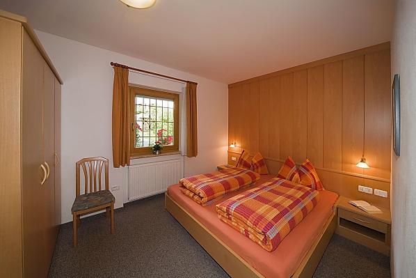 Komfortabel und gemütlich schlafen im Doppelbettzimmer.