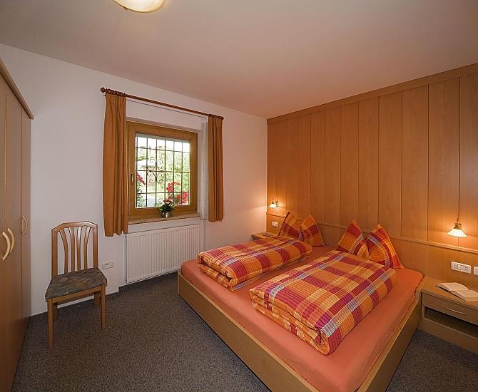 Komfortabel und gemütlich schlafen im Doppelbettzimmer.