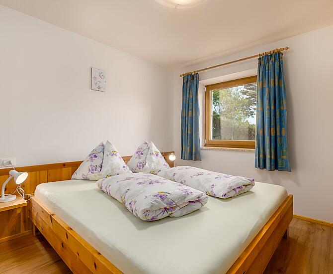 Schlafzimmer in Zirbenholz