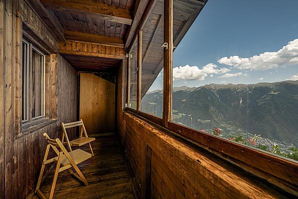 Balkon mit Aussicht auf die umliegenden Berge