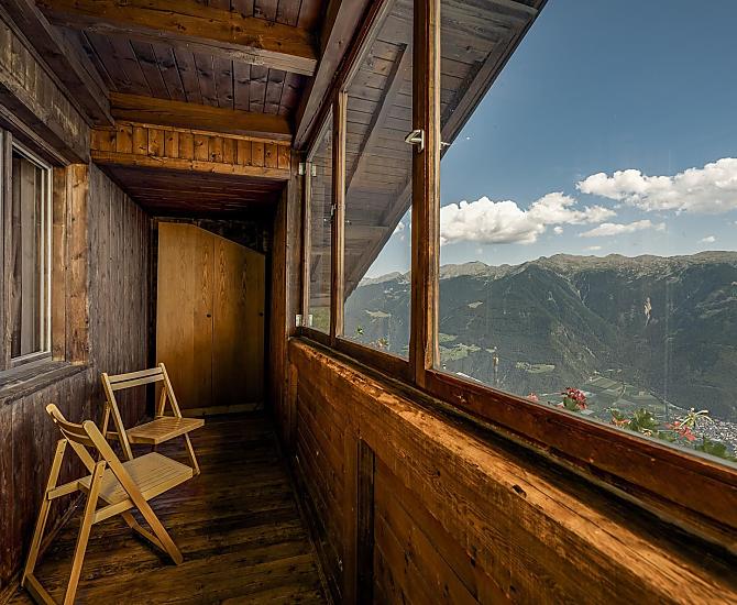 Balkon mit Aussicht auf die umliegenden Berge