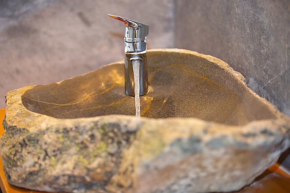 Waschbecken aus Schnalser Naturstein im Badezimmer