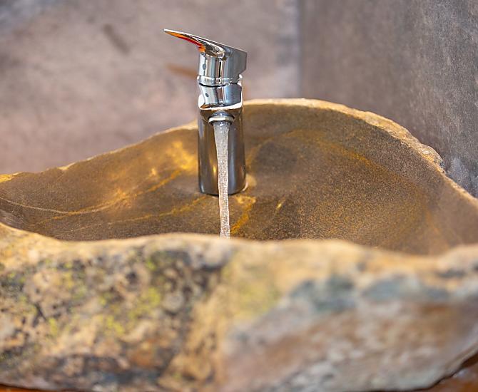 Waschbecken aus Schnalser Naturstein im Badezimmer