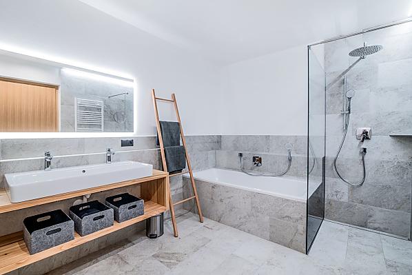 Bad mit Badewanne