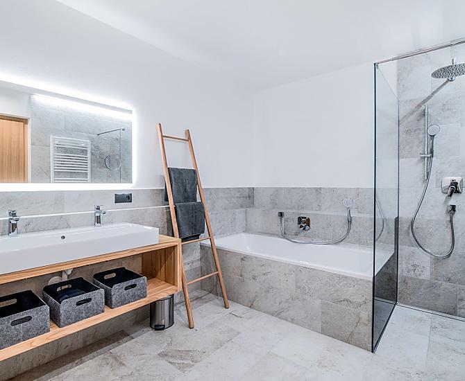 Bad mit Badewanne