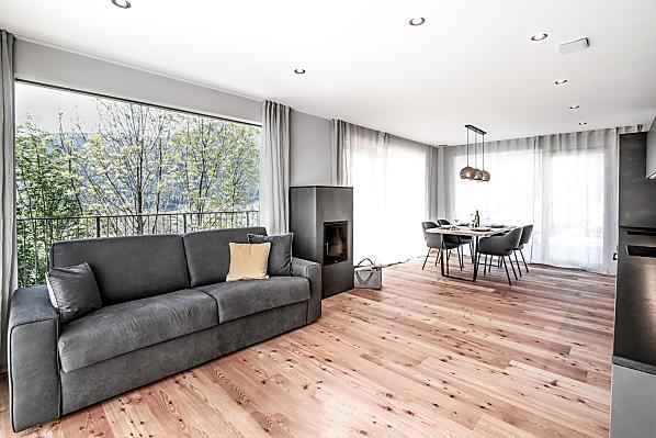 Wohnzimmer mit gemütlichem Holzofen