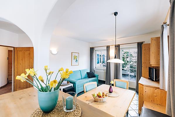 Blick aus der Küche in den Wohnraum Richtung Terrasse