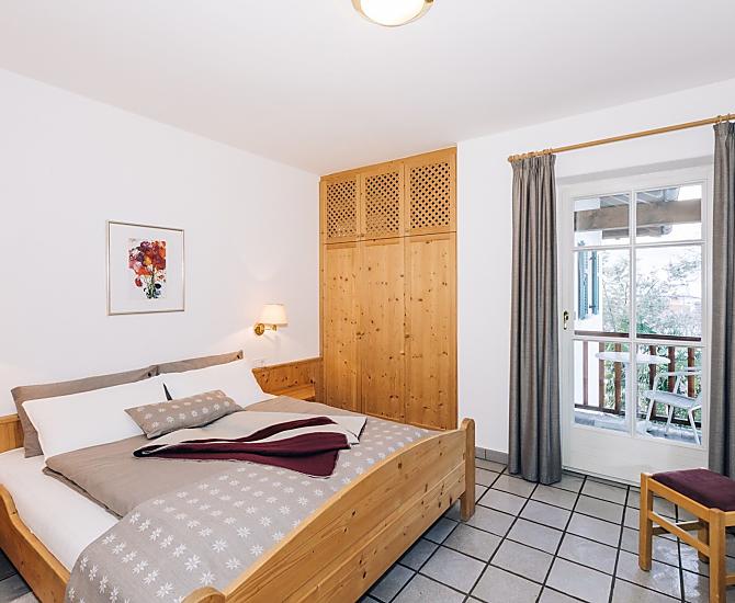 Naturholzschlafzimmer mit Südbalkon