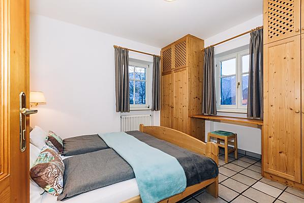 Naturholzschlafzimmer mit Blick auf Gebirgskette