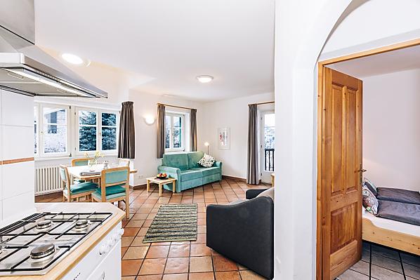 Blick von der Küche in den Wohnraum