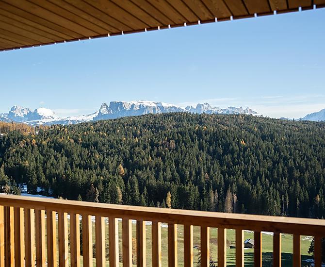 Großer Balkon mit Bergblick auf die Dolomiten