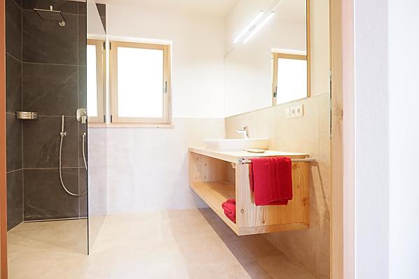 Modernes, großzügiges Badezimmer