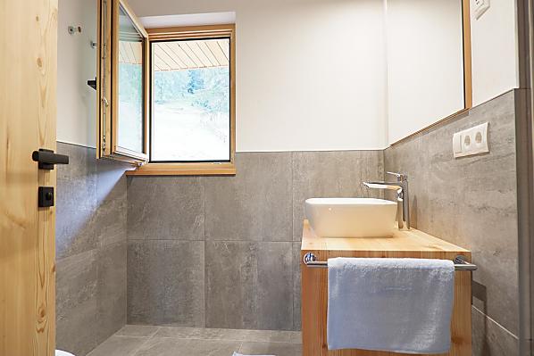 Schönes, modernes Badezimmer mit viel Licht 