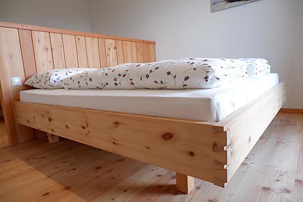 Schlafzimmer in Massivholz mit schönem Bergblick 