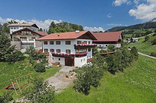 Mesnerhof v léte s detským hrištem a trávníkem na opalování