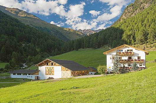Bio statek se nachází v nadmořské výšce 1 824 m, zasazený do majestátních hor sluncem zalitého údolí Matschertal.