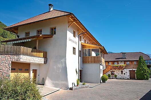 Hlavní dům a bývalý kravín, ve kterém se dnes nachází rekreační apartmán Traube.