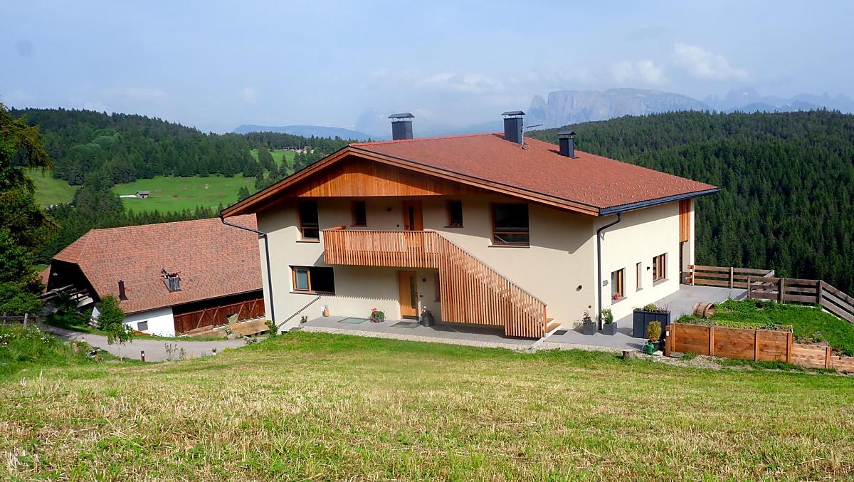 Statek na Rittenu nad Bolzanem, zasazený do přírodně chráněných modřínových luk, leží v centru turistické oblasti Rittner Horn. 