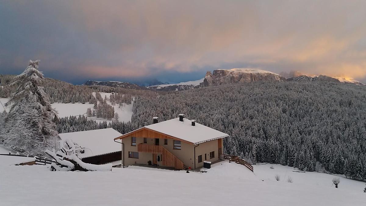 Zimní idylka s horským výhledem na Dolomity