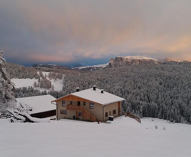 Zimní idylka s horským výhledem na Dolomity