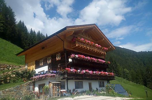 Statek Niederhaushof s novými podkrovními rekreacními apartmány. Ze dvou balkonu se mužete kochat výhledem na okolní hory.