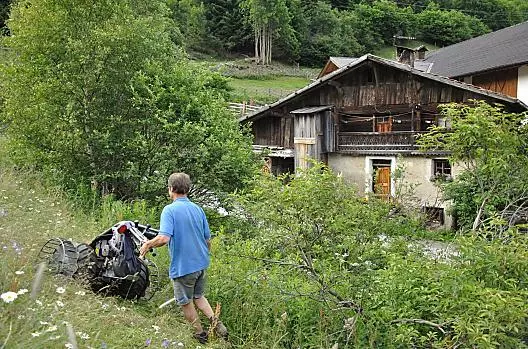Peter sece trávu