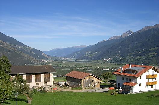 Naše farma na krásné náhorní plošině "Pinet" s nádherným výhledem na široké Vinschgau. Tady nahoře najdete klid a relax.