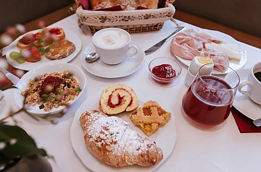 Ein reichhaltiges Frühstück! Das Beste, was es am Morgen geben kann.