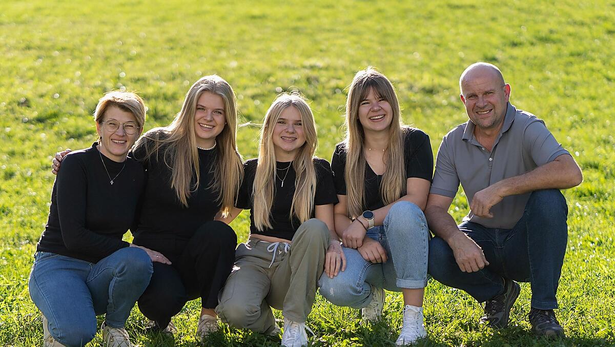 Vítají vás sedlák Klaus a selka Beate s dcerami Marií, Magdalenou a Petrou a babicka Johanna.