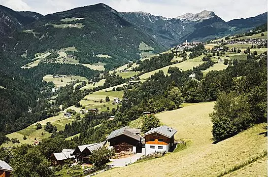 Náš statek s výhledem na vesnici Latzfons.